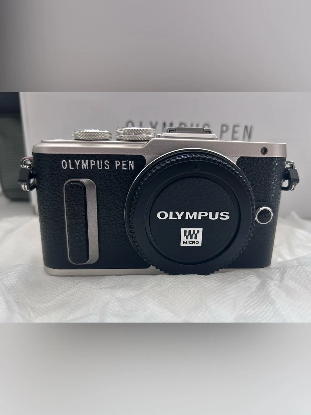 Olympus PEN E-PL8 16.1MP Touchscreen Mirrorless Camera Silver 14-42mm Kit